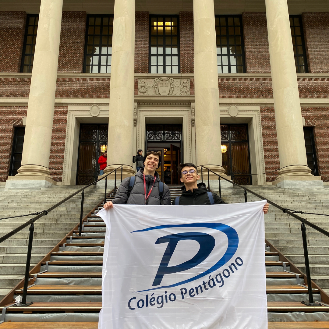 Lucas e Pedro, alunos do Colégio Pentágono, durante visita a Universidade de Harvard.