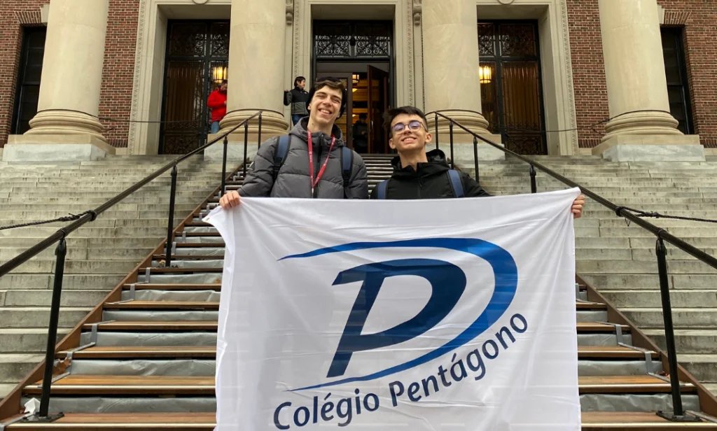 Lucas e Pedro, alunos do Colégio Pentágono, durante visita a Universidade de Harvard.