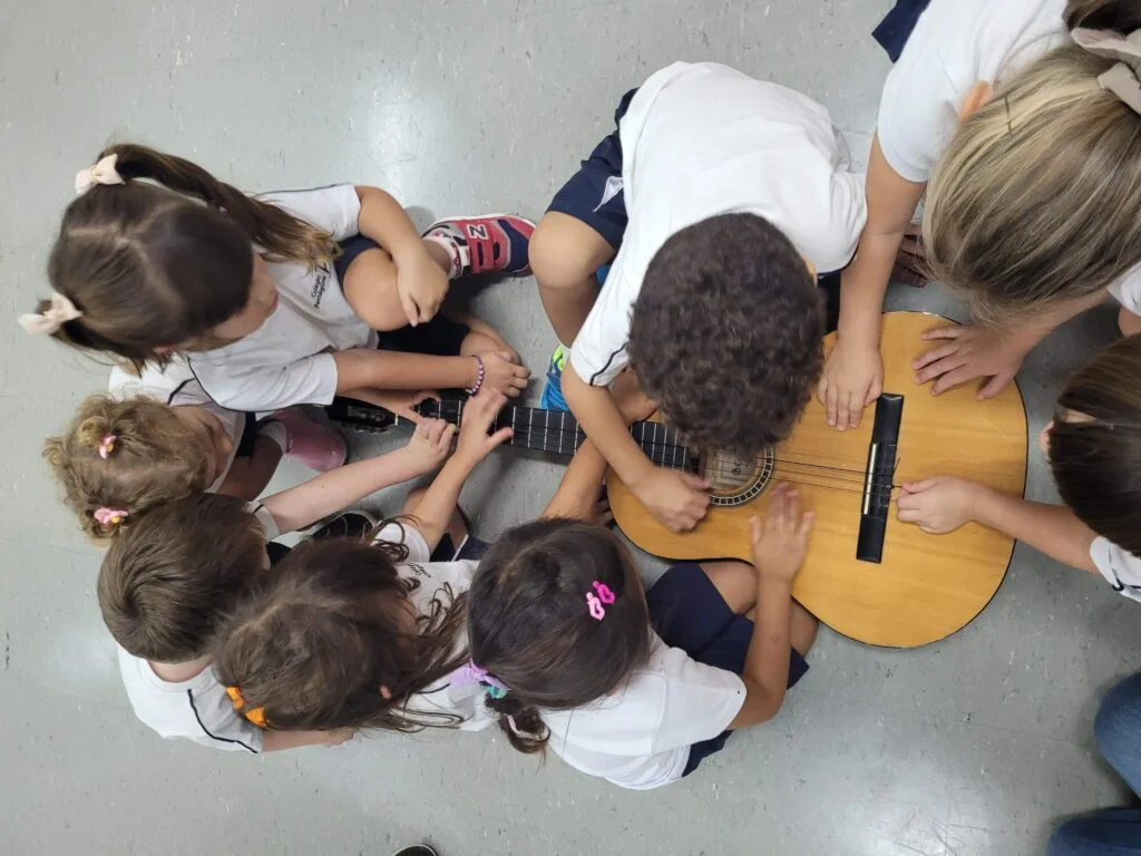 Crianças da Educação Infantil exploram violão