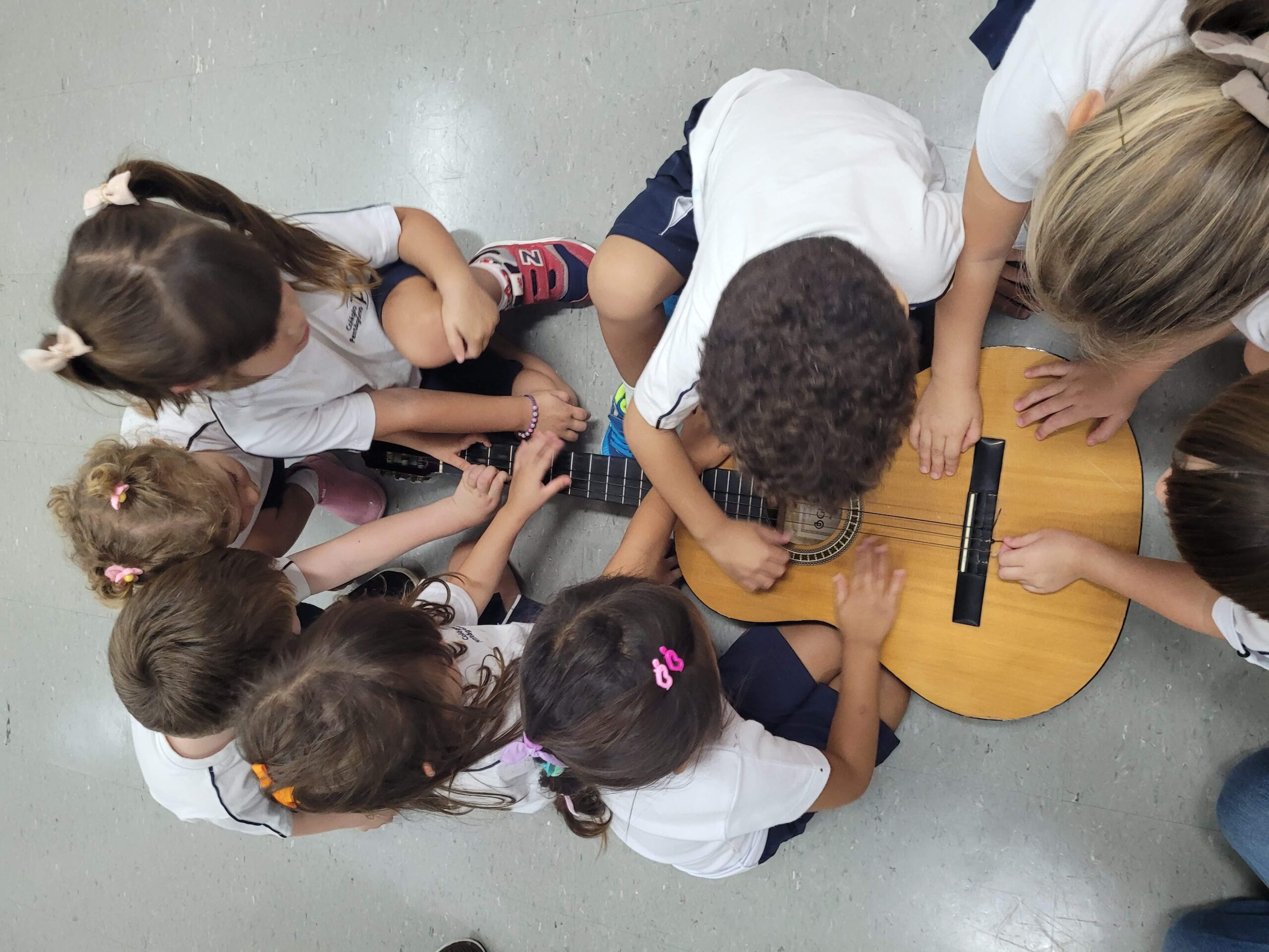 Crianças da Educação Infantil exploram violão