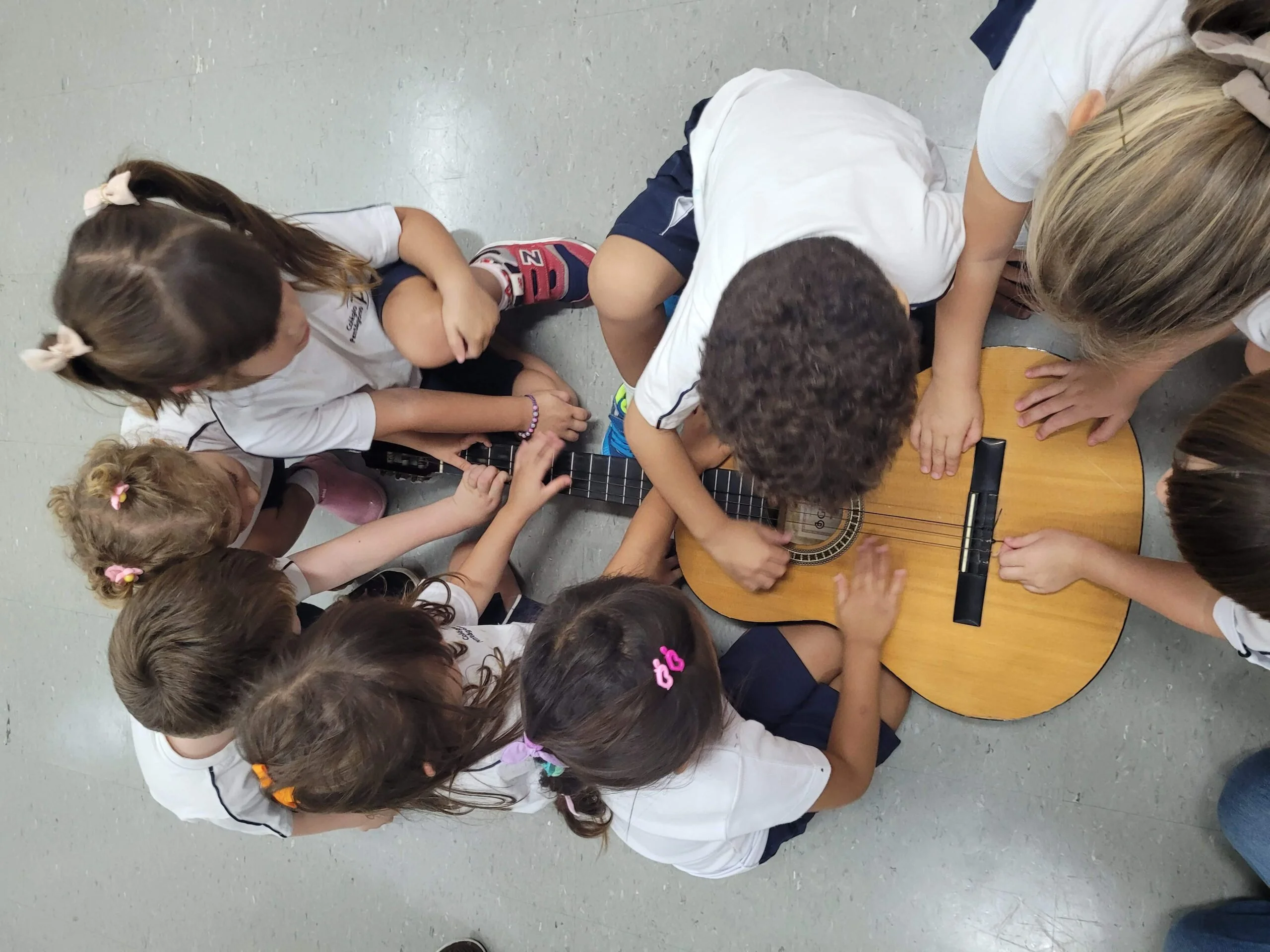 Crianças da Educação Infantil exploram violão