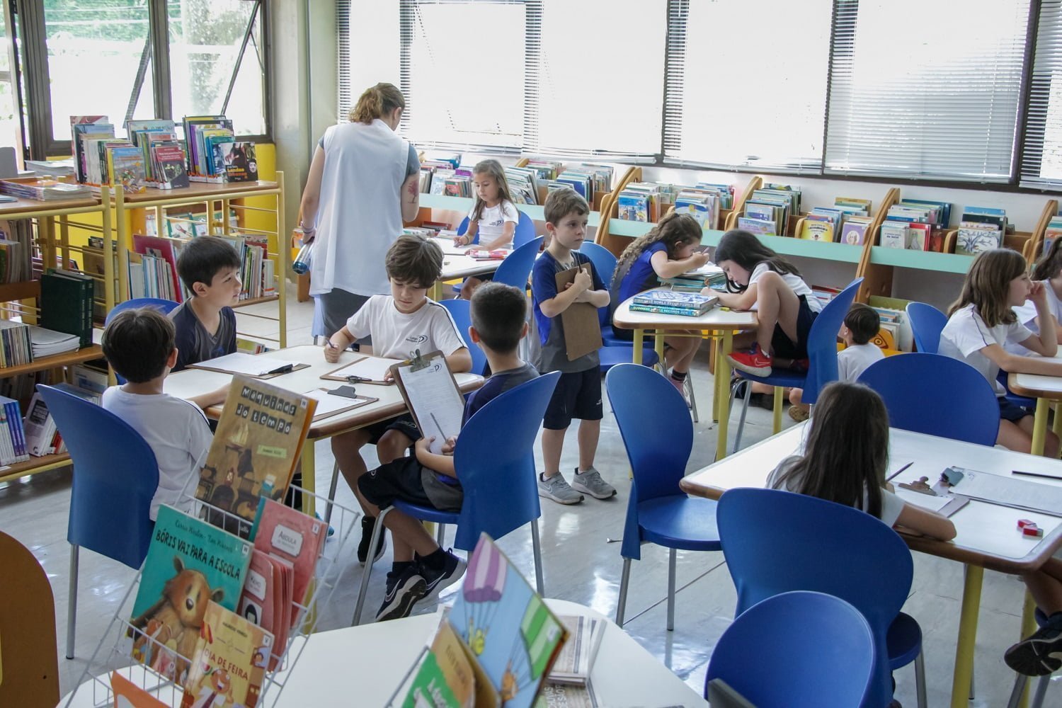 Crianças na Biblioteca do Colégio Pentágono
