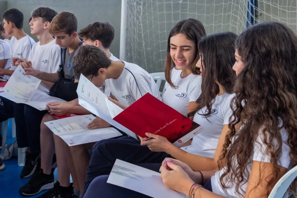 Alunos recebem certificados de Cambridge e DELE