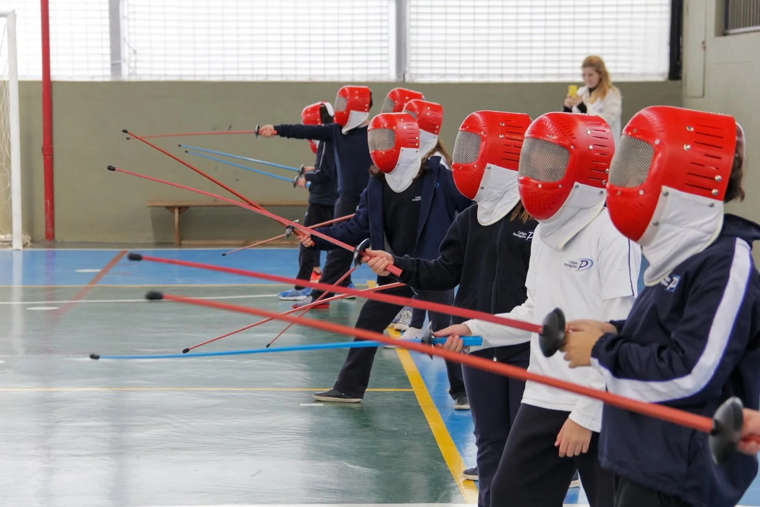 Alunos do Colégio Pentágono em aula de esgrima