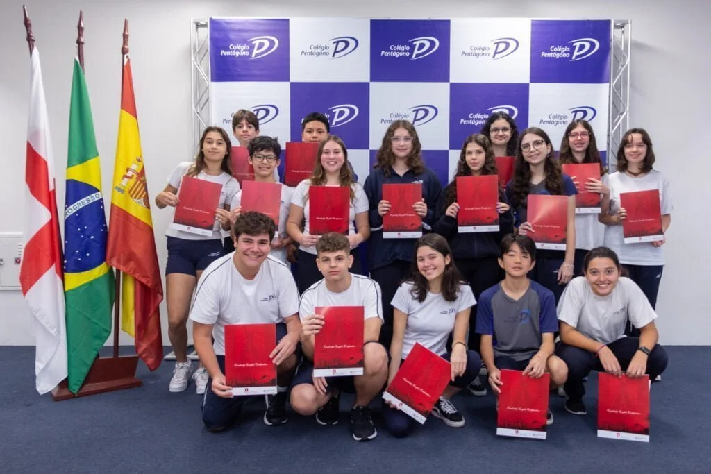 Alunos recebem certificados de Cambridge e DELE