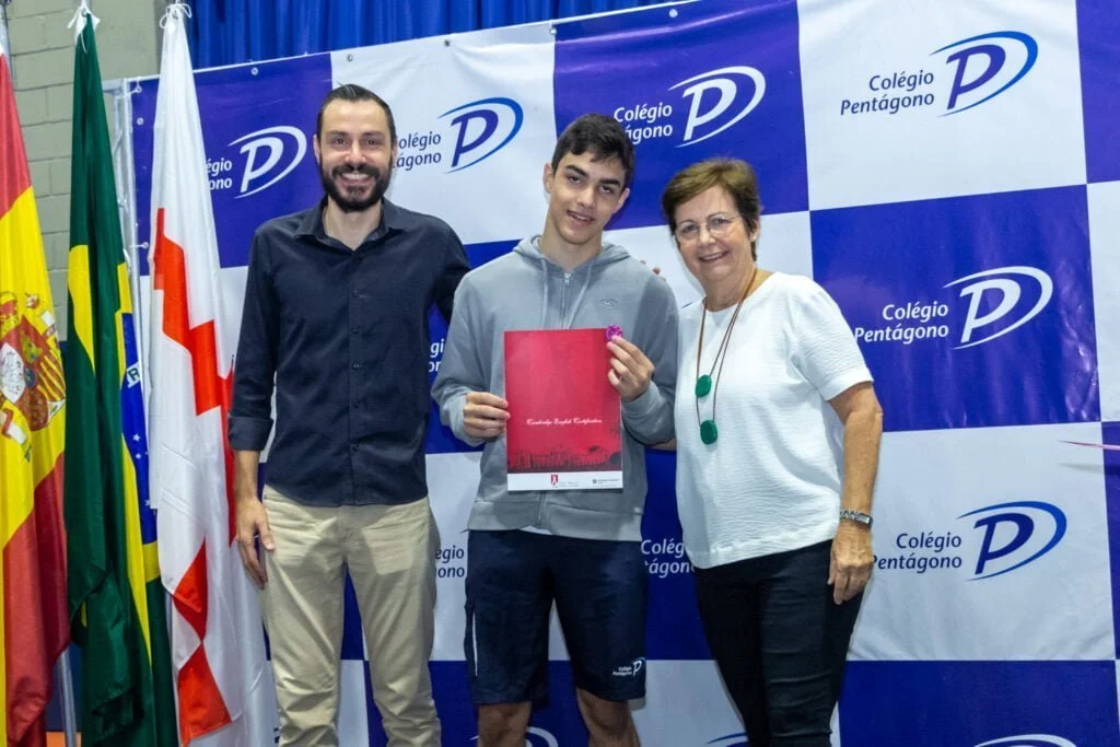 Alunos recebem certificados de Cambridge e DELE