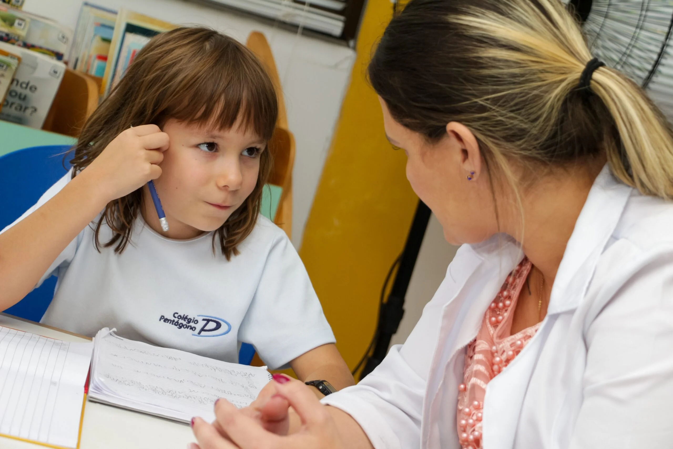 Professora conversa com estudante do Colégio Pentágono - escuta ativa é fundamental no desenvolvimento de crianças