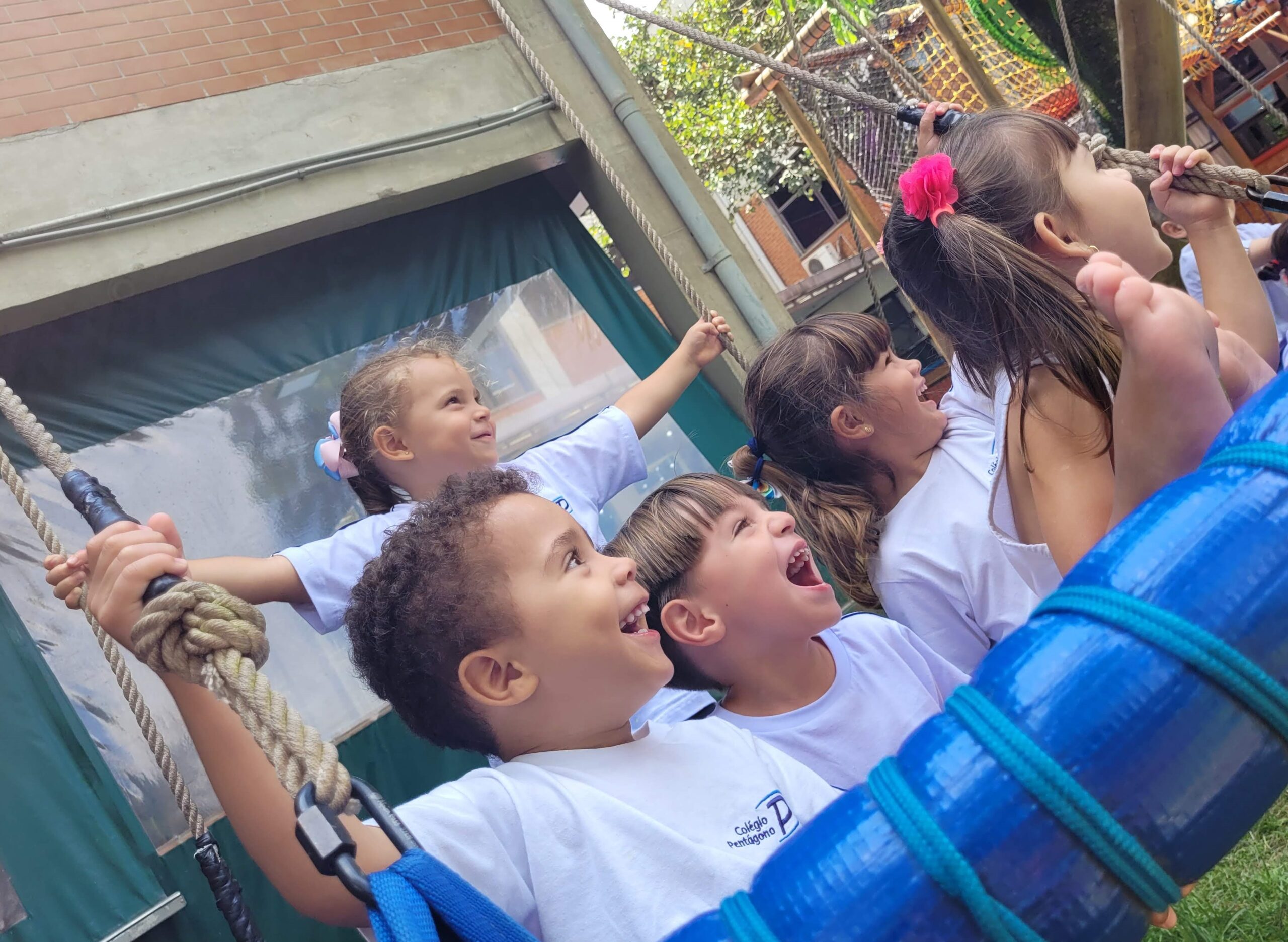 Por meio de atividades lúdicas e brincadeiras, as crianças socializam com seus pares na Educação Infantil