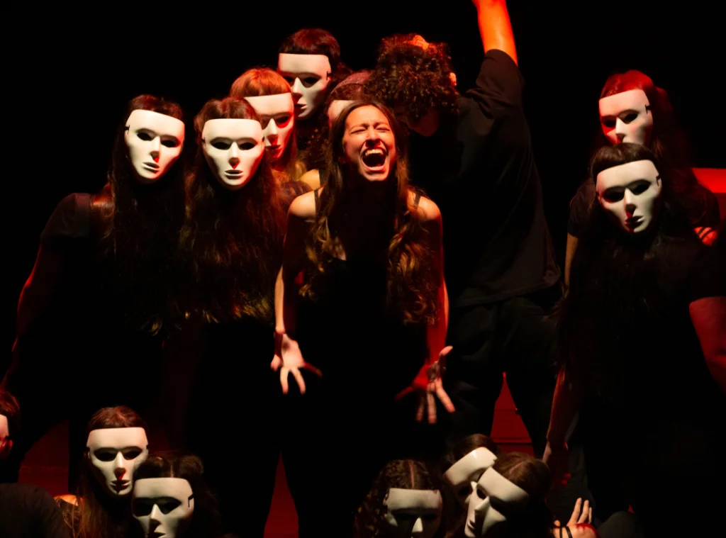 Alunos do Colégio Pentágono produzem peças de teatro inspiradas nos livros da Fuvest