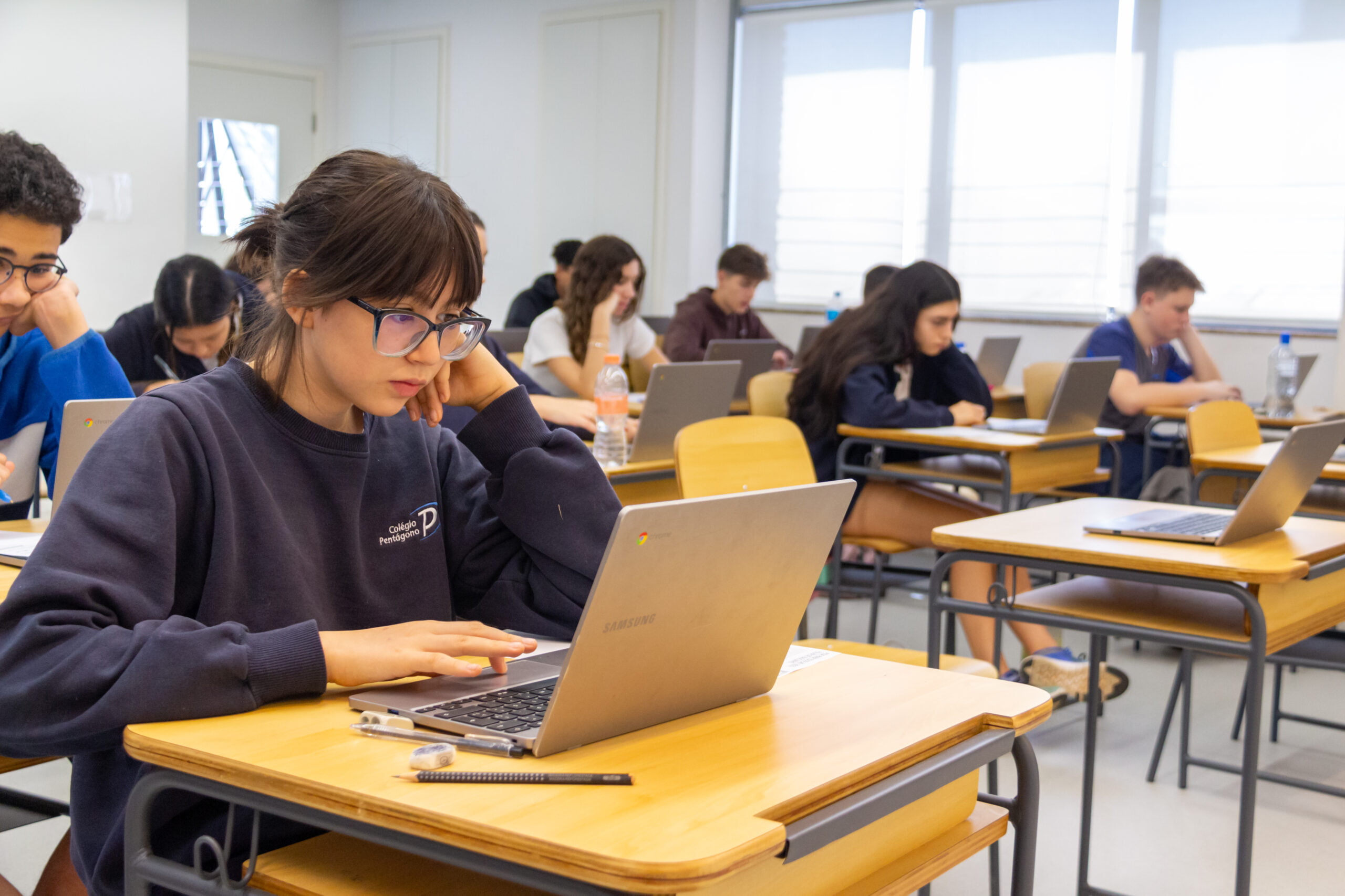 Alunos do Colégio Pentágono prestam o PISA para Escolas