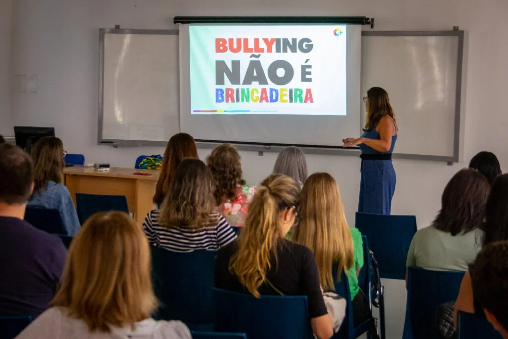 Palestra "Bullying: um olhar essencial da família e da escola".