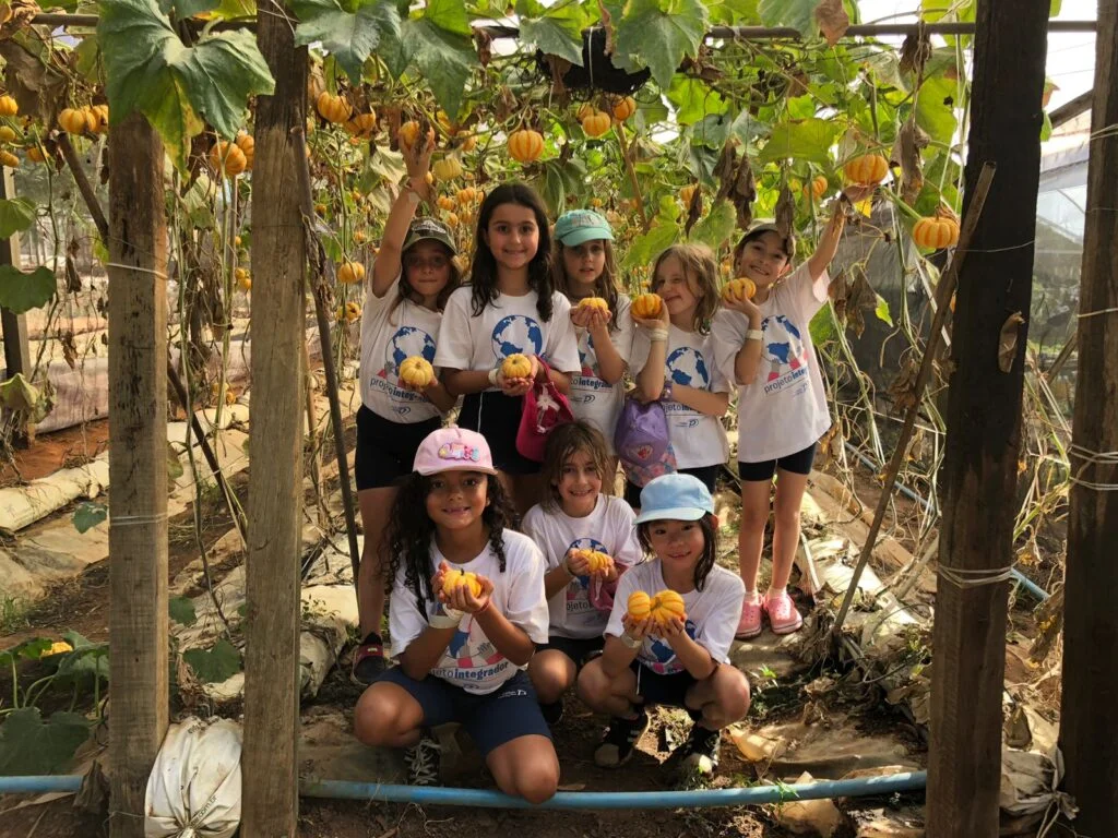 Para potencializar a consciência ecológica, os alunos do 2º ano do Colégio Pentágono visitaram a Fazenda Ituaú.