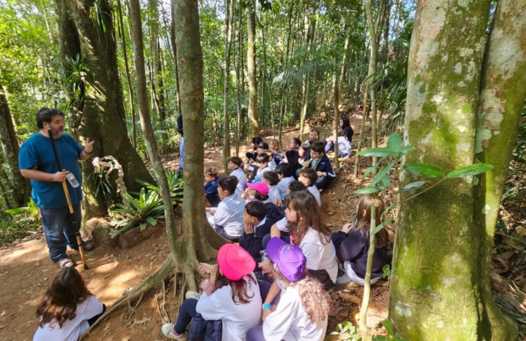 Imersão na natura em saída pedagógica para Toca da Raposa