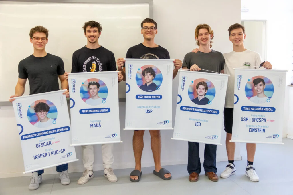 Ex-Alunos do Colégio Pentágono participam de evento sobre universidade e aprovações