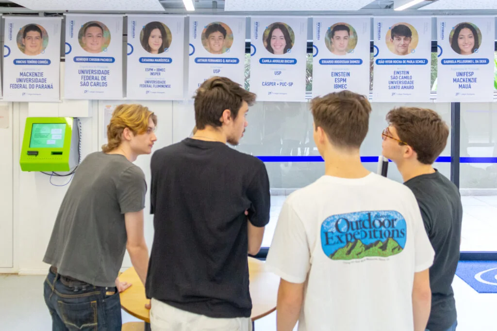 Ex-Alunos do Colégio Pentágono participam de evento sobre universidade e aprovações