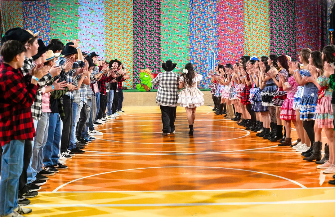 Alunos da 3ª série do Ensino Médio fazem corredor para casamento em Festa Junina